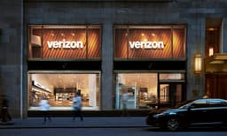 an image of Verizon's Dividend Yield Reaches 6.9%, Attracting Income Investors