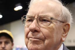 an image of Buffett to Step Down as CEO of Berkshire Hathaway in 2025, Investment Portfolio Reaches $316 Billion