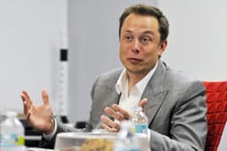 an image of SpaceX Aims for 10,000 Starship Production Annually, Targets $800 Billion IPO Valuation