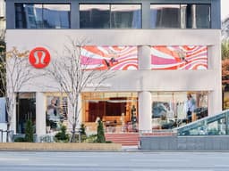 an image of Lululemon Shares Drop 4.5% Following Supreme Court Tariff Ruling Delay