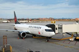an image of Air Lease Delivers New Boeing 737-8 to Air Canada