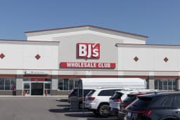 an image of BJ's Wholesale Club Downgraded to Hold by Jefferies Amid Growth Concerns