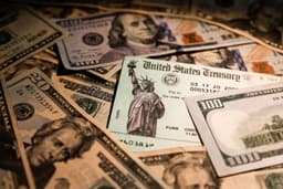 an image of Dividend Stocks Gain Favor Amid Market Turbulence