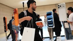 an image of Apple Reports Strong Holiday Quarter Driven by iPhone Sales Surge