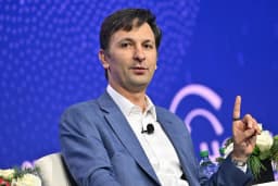 an image of PayPal Stock Plummets 20% to Historic Low Amid Leadership Changes