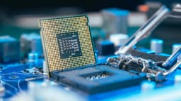 AMD Faces Competitive Pressure as Stock Declines Despite Strong Q4 Estimates