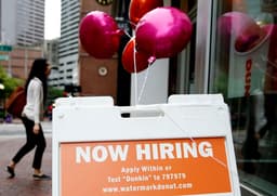US Job Market Remains Stagnant Amid Layoffs
