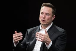 Musk Congratulates Bezos on Lunar Mission Plans