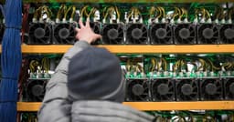 Riot Platforms Stock Rises 5.3% Amid Bitcoin Volatility