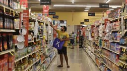 Economists: U.S. Economy Affected by Tariffs and Policy Uncertainty