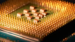 Market Insights: Decline in Chip Stocks, AI Applications, and Gold Price Trends