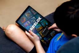 an image of Roblox Shares Surge on Double-Digit Growth in Bookings and DAU