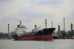 How A Strait Of Hormuz Shock Could Ignite A Surge In Energy And Defense ETFs