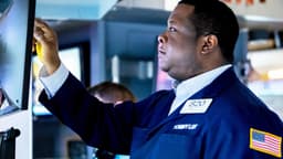 an image of S&P 500 Futures Decline in Pre-Market Session; Fermi and Broadcom Underperform