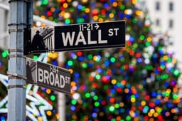 Nasdaq Dips Over 100 Points, US Initial Jobless Claims Fall