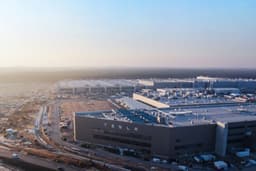 Cathie Wood Sells Tesla Shares, Increases Investment in Coinbase and Deere