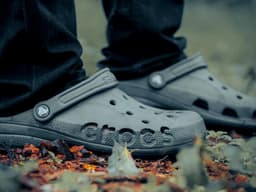 Crocs Surpasses Q4 Earnings Estimates, Raises Guidance