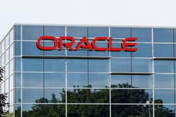 Oracle Stock Surge Propels AI ETFs to 52-Week Peaks—Chip Demand and Rate Expectations Fuel Growth