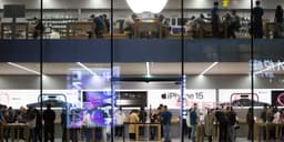 APPLE SHAREHOLDERS GREENLIGHT ALL COMPANY PROPOSALS, INCLUDING EXECUTIVE PAY VOTE, AT ANNUAL MEETING