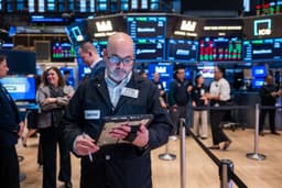 Stock Futures Slide as Tariff Uncertainty Looms