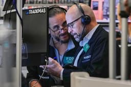 Dow Drops 800 Points Amid Trade and AI Fears